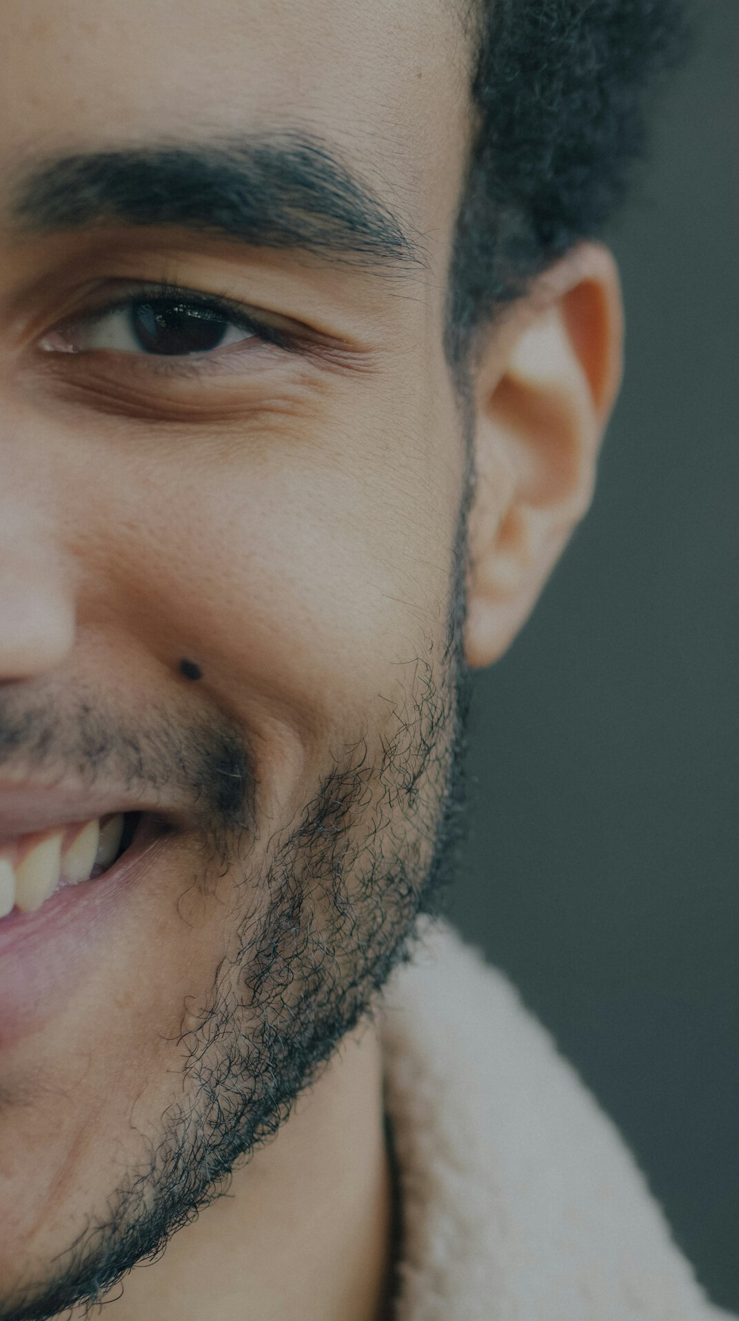 Brazilian young man with friendly expression in a calm conversation portrait